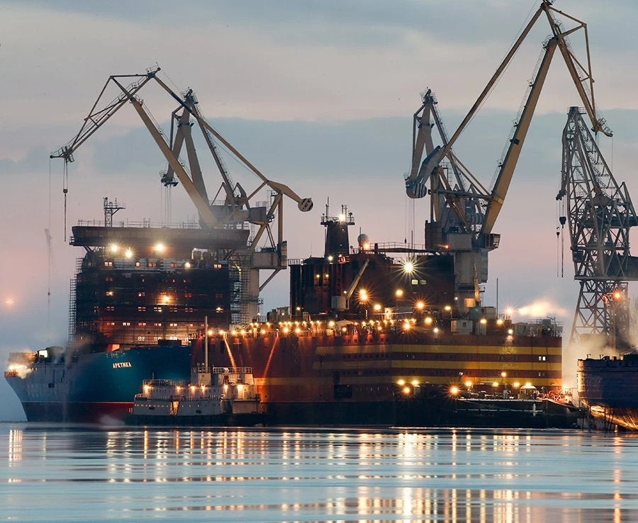 Ο πρώτος ρωσικός πλωτός πυρηνικός σταθμός έφθασε στην Αρκτική (βίντεο)